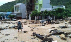 Ảnh, video: Mưa lũ tràn về trong đêm, đường phố Nha Trang tan hoang