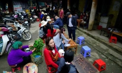 Đá quý bày bán như rau ngày cận Tết