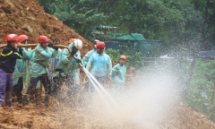 Cán bộ, chiến sỹ dầm mưa xử lý hiện trường vụ sạt lở đèo Bảo Lộc để thông xe