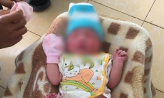 Phát hiện bé sơ sinh còn nguyên dây rốn bị bỏ rơi bên vệ đường