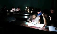 Phụ huynh ngồi hàng giờ quạt cho con ôn thi giữa mùa nóng mất điện