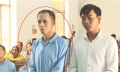 Lạng lách, đánh võng trước đầu xe ô tô, nam thanh niên bị đâm chết