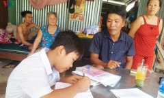 Học sinh lớp 4 không biết chữ, giáo viên vẫn nhận xét 'đọc trơn, viết thạo'