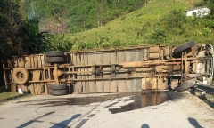 Xe tải lật chắn ngang đường Hồ Chí Minh lúc rạng sáng, 3 người thương vong