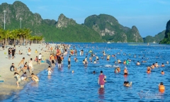 Tắm biển, du lịch, ra khơi sau tháng ngày dài chống dịch COVID-19