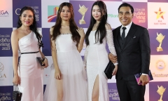 Con gái MC Quyền Linh diện váy xẻ tà, khoe chân dài nuột nà tại thảm đỏ