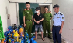 Phát hiện kho 'khí cười' trong ngõ sâu ở Hà Nội