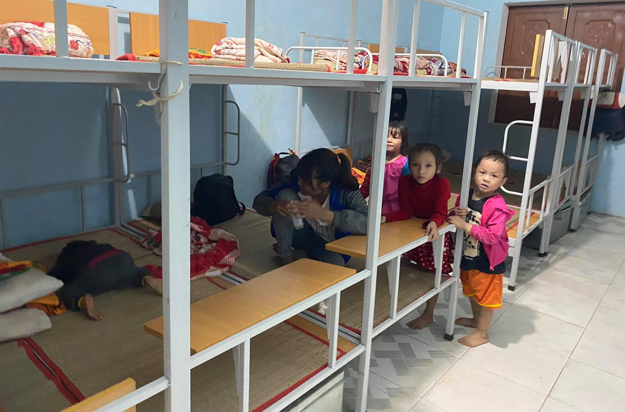 Dựng nhà tạm cho dân ở ngôi làng bị ‘xóa sổ’ sau sạt lở núi