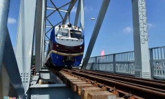 Ảnh: Tàu hoả lăn bánh trên cầu Ghềnh trước ngày khánh thành