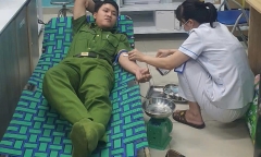 Trung úy công an hiến máu cứu người đàn ông bị vợ đâm nguy kịch trong đêm
