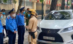 Tài xế Lexus đỗ sai quy định còn thách thức 'biết biển số xe này của ai không'