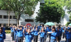 Gần 500 sinh viên ĐH Ngoại thương nhảy flashmob ra quân tình nguyện
