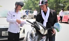Xúc động hình ảnh người đàn ông đeo khăn tang, ngồi chờ con thi tốt nghiệp THPT