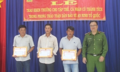 Khen thưởng 3 nông dân bắt tên cướp dây chuyền của người phụ nữ