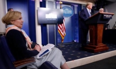 Điều phối viên COVID-19 cúi gằm khi Tổng thống Trump họp báo