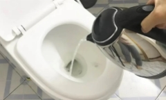 Tại sao khi nhận phòng khách sạn nên đun nước sôi rồi đổ vào toilet?