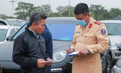Trung tâm đăng kiểm phát phiếu hẹn, tài xế thoát cảnh xếp hàng chờ 'khám' xe