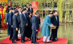 Chủ tịch nước dâng hương, thả cá cùng kiều bào tại Hoàng Thành Thăng Long