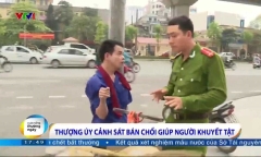 Xúc động Thượng úy cảnh sát bán chổi giúp người khuyết tật