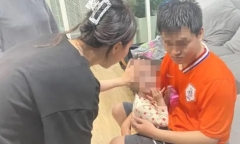 Cảnh sát đu dây giải cứu bé gái 2 tuổi mắc kẹt tại căn hộ tầng 16 chung cư