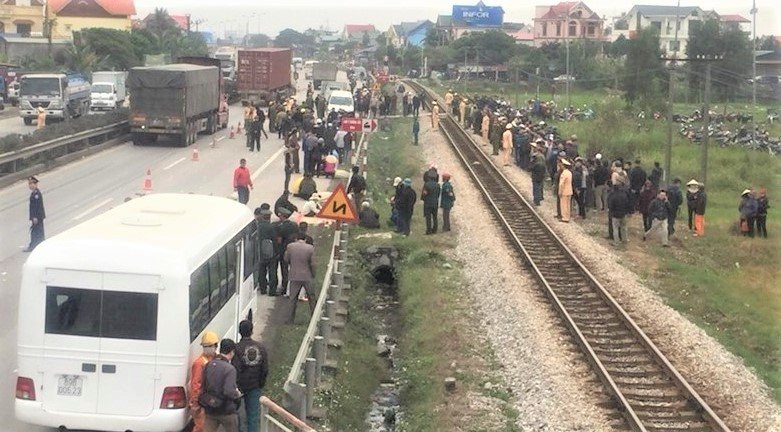 Xe bán tải tông liên hoàn xe máy ở Hà Nội: Nạn nhân kể phút thoát chết thần kỳ