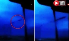 Vật thể bí ẩn nghi phi thuyền ngoài hành tinh phóng vụt qua bầu trời giữa mưa bão