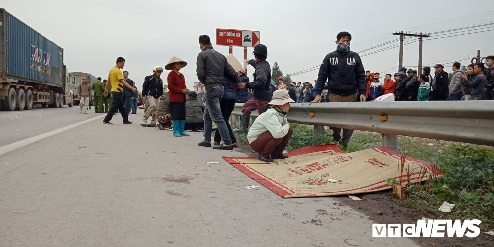 Xe bán tải tông liên hoàn xe máy ở Hà Nội: Nạn nhân kể phút thoát chết thần kỳ