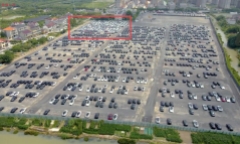 Hàng trăm xe điện Tesla phiên bản mới lần đầu lộ diện trong bãi tập kết