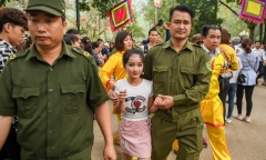 Sợ bắt cóc 'lấy may', 'Tướng bà' 11 tuổi hội đền Gióng được bảo vệ nghiêm ngặt