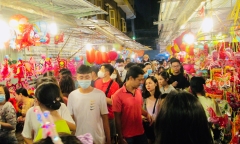 Phố lồng đèn ở TP.HCM đông nghẹt người đi chơi Trung thu