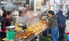 Người Hà Nội tất bật sắm đồ lễ mùng 1 cuối cùng của năm Quý Mão