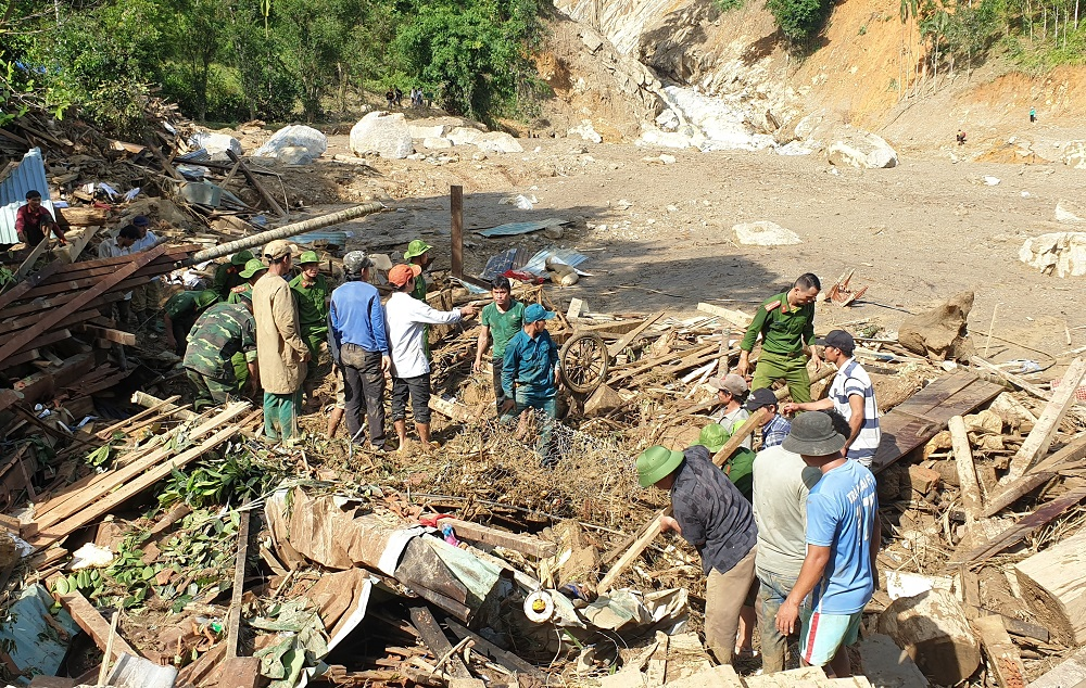 Dựng nhà tạm cho dân ở ngôi làng bị ‘xóa sổ’ sau sạt lở núi