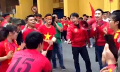 Clip: CĐV đánh trống, bắc loa hát hò tưng bừng cổ vũ U23 Việt Nam trước giờ G