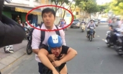 Bị nhắc nhở vì nẹt pô, kẻ côn đồ lấy mũ bảo hiểm phang người đi đường bất tỉnh rồi bỏ trốn