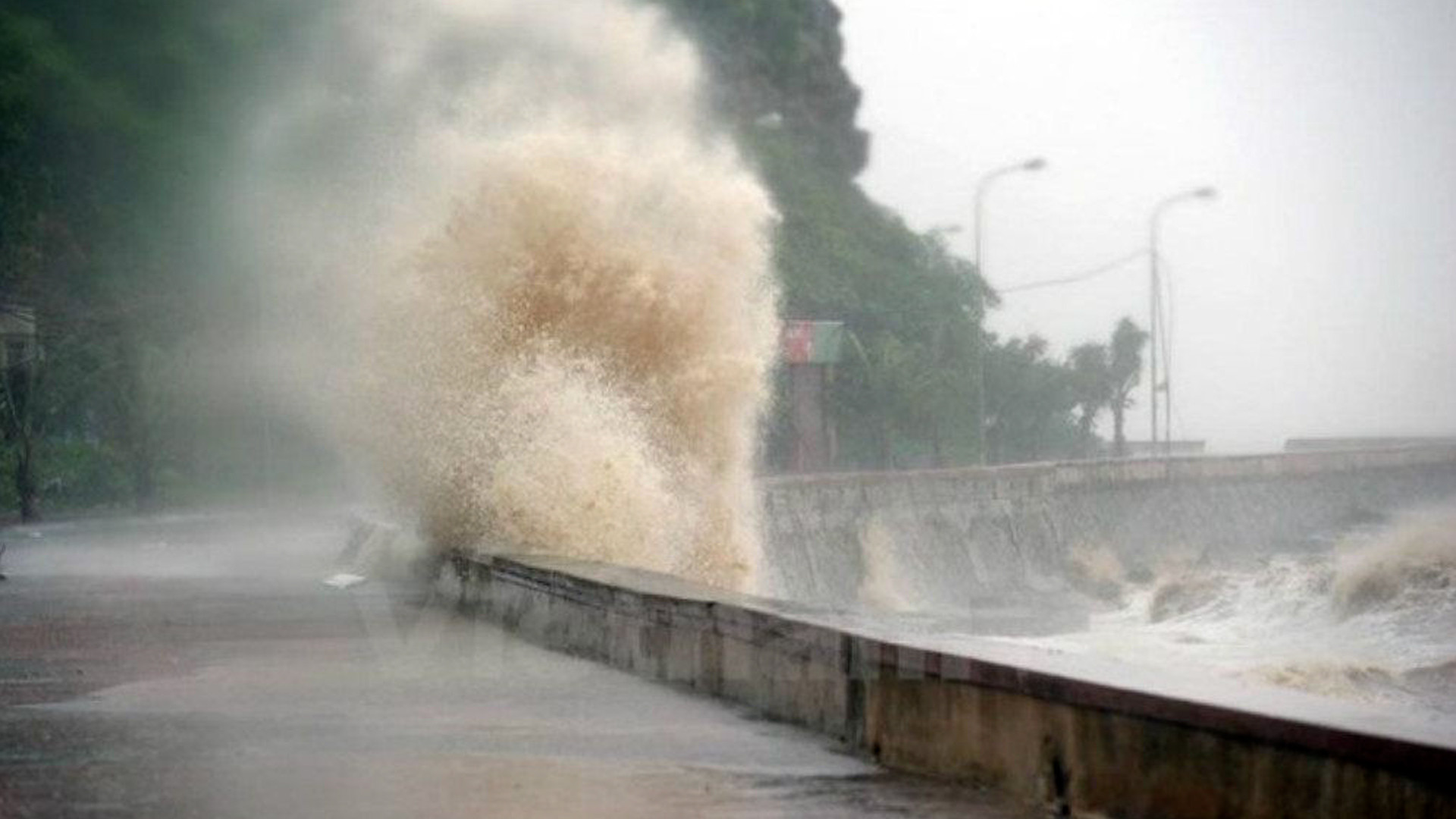 Mưa lớn dồn dập, nước lũ nhấn chìm nhiều cầu tràn ở huyện miền núi Hà Tĩnh
