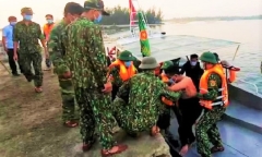 Tàu cá bị tàu vận tải đâm chìm rồi bỏ đi, 3 ngư dân kêu cứu