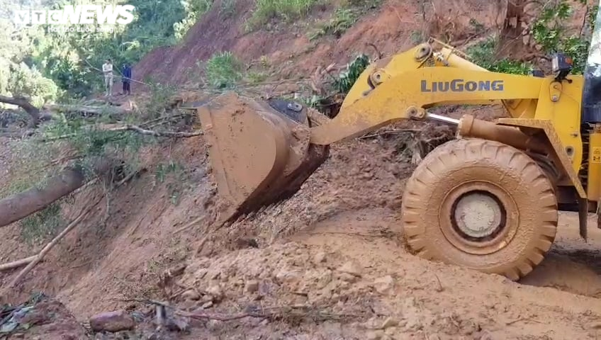 Dựng nhà tạm cho dân ở ngôi làng bị ‘xóa sổ’ sau sạt lở núi