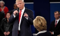 Thấy đối thủ quá hưng phấn, tỷ phú Trump thách bà Clinton xét nghiệm ma túy