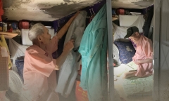 Cảnh sống 'khom lưng, cúi đầu' của 2 cha con trong căn nhà 2,5m2 ở phố cổ Hà Nội
