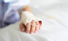 Trẻ 4 tháng tuổi chảy máu não nghi do người lớn bế xốc, rung lắc mạnh