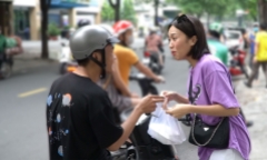 Dàn nghệ sĩ TP.HCM bán xôi, sữa đậu nành kêu gọi ủng hộ đồng bào miền Trung