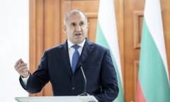 Tổng thống Bulgaria chặn chuyển xe bọc thép cho Ukraine