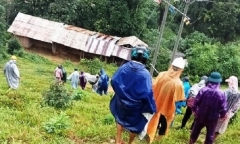 Quảng Nam: Người phụ nữ bị gãy xương đùi được khiêng bộ gần 30 km đi cấp cứu