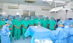Hàng chục y bác sĩ cúi đầu tri ân chàng trai chết não hiến tạng cứu 7 người