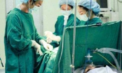 Bác sỹ mổ đẻ bỏ quên gạc trong bụng sản phụ