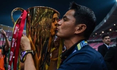 Vô địch AFF Cup 2016, Kiatisak chưa chắc được gia hạn hợp đồng