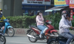 Bịt mũi, che mặt vượt cung đường bụi ở Hà Nội