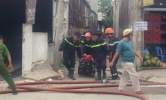6 xe cứu hỏa cùng hàng chục cảnh sát chữa cháy trại nuôi heo