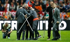 Biệt đội chống nạng của MU vô địch Europa League khiến fan rưng rưng nước mắt
