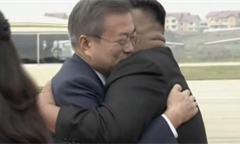 Video: Lãnh đạo Kim Jong-un và Tổng thống Moon Jae-in ôm nhau nồng hậu ở sân bay